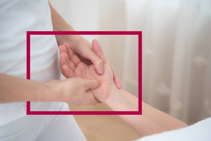 Klassische Massage an der Hand